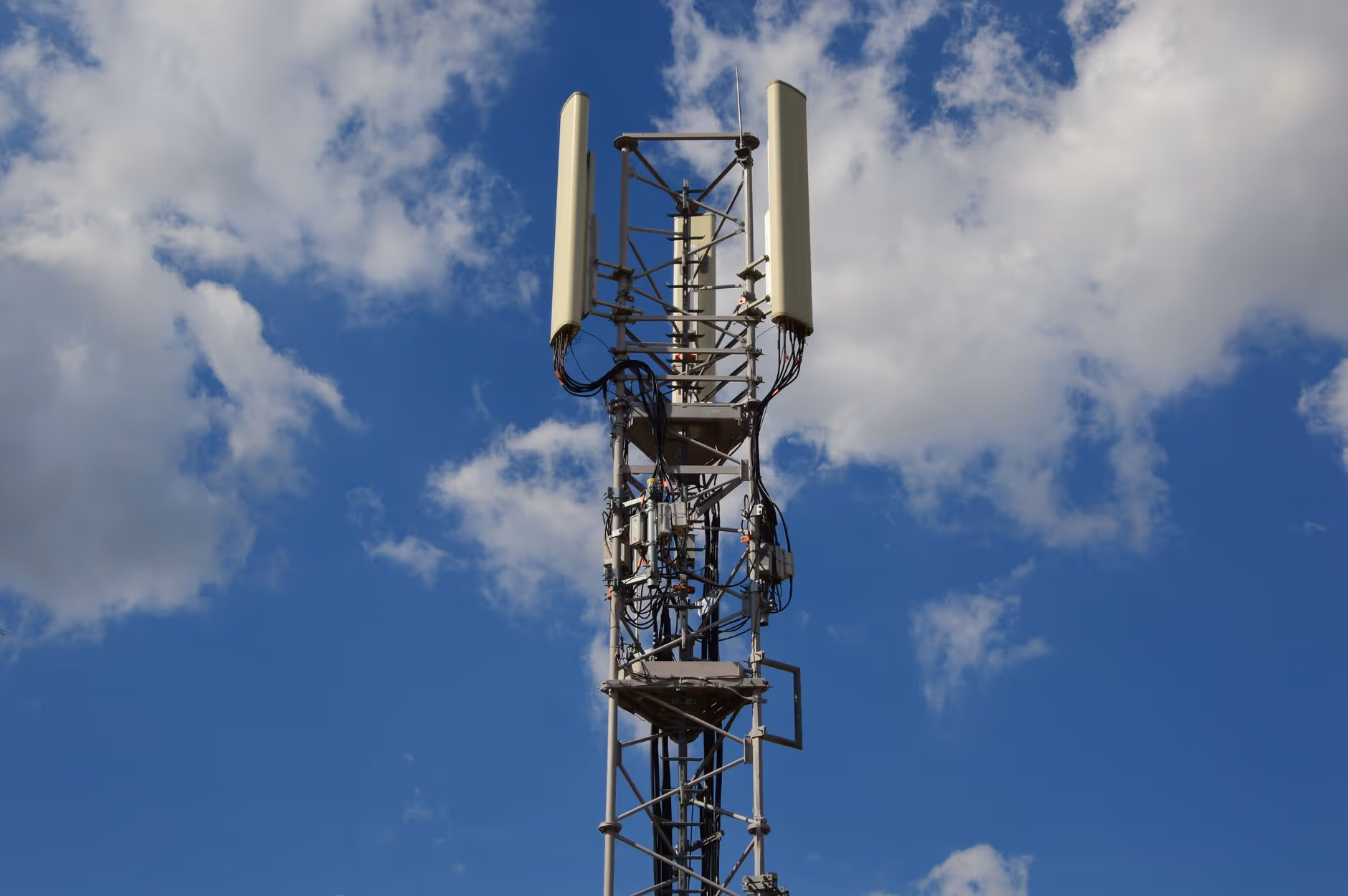 Chantier de génie civil pour le déploiement de réseaux de télécommunications